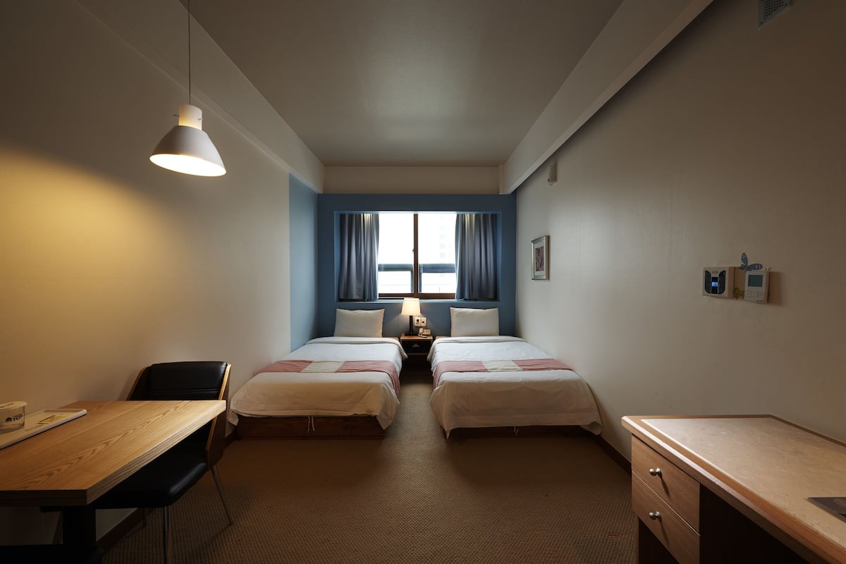 Twin kamer | Een kluis op de kamer, een bureau, gratis wifi