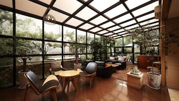Lobby lounge