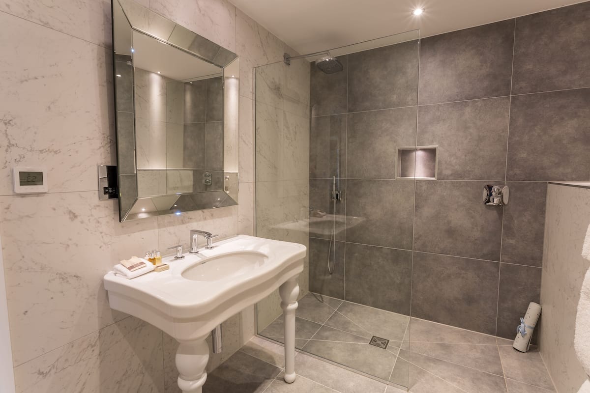 double room, lake view | bathroom | free toiletries, hair dryer, bathrobes, slippers