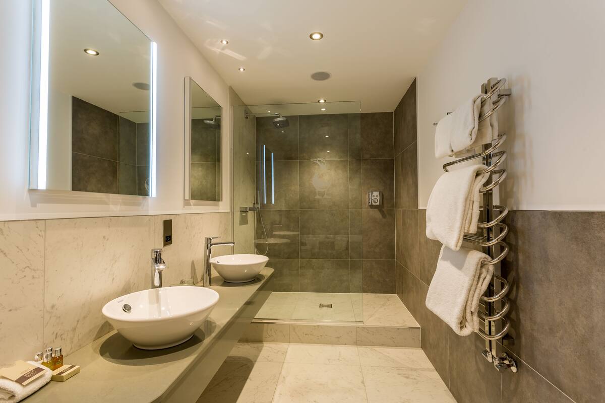 family room | bathroom | free toiletries, hair dryer, bathrobes, slippers