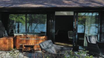 Wild Garden Hot Tub Suite | Terrace/patio