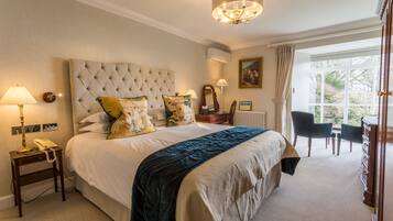Une chambre d’hôtel avec un grand lit, une table de chevet avec une lampe, une chaise et une vue sur l’extérieur par une fenêtre.