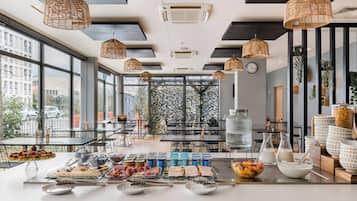 Daily continental breakfast (EUR 14 per person)