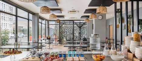 Daily continental breakfast (EUR 14 per person)