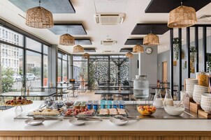 Daily continental breakfast (EUR 14 per person)