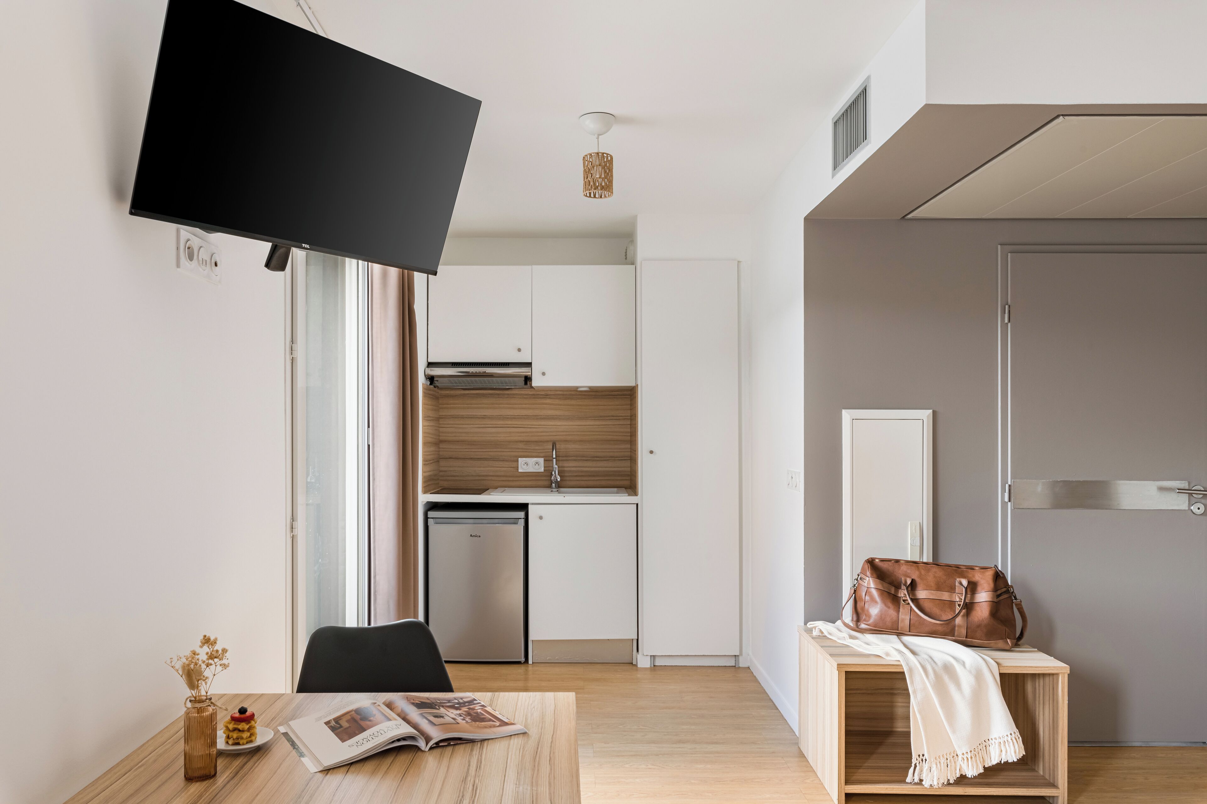 Suite Studio Affaires, 1 grand lit, non-fumeurs, coin cuisine | Cuisine privée | Réfrigérateur, micro-ondes, plaque de cuisson, cafetière/bouilloire