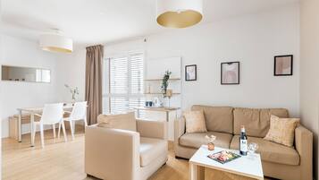 Superior Studio, 1 Queen Bed, Non Smoking, Kitchen | Living area