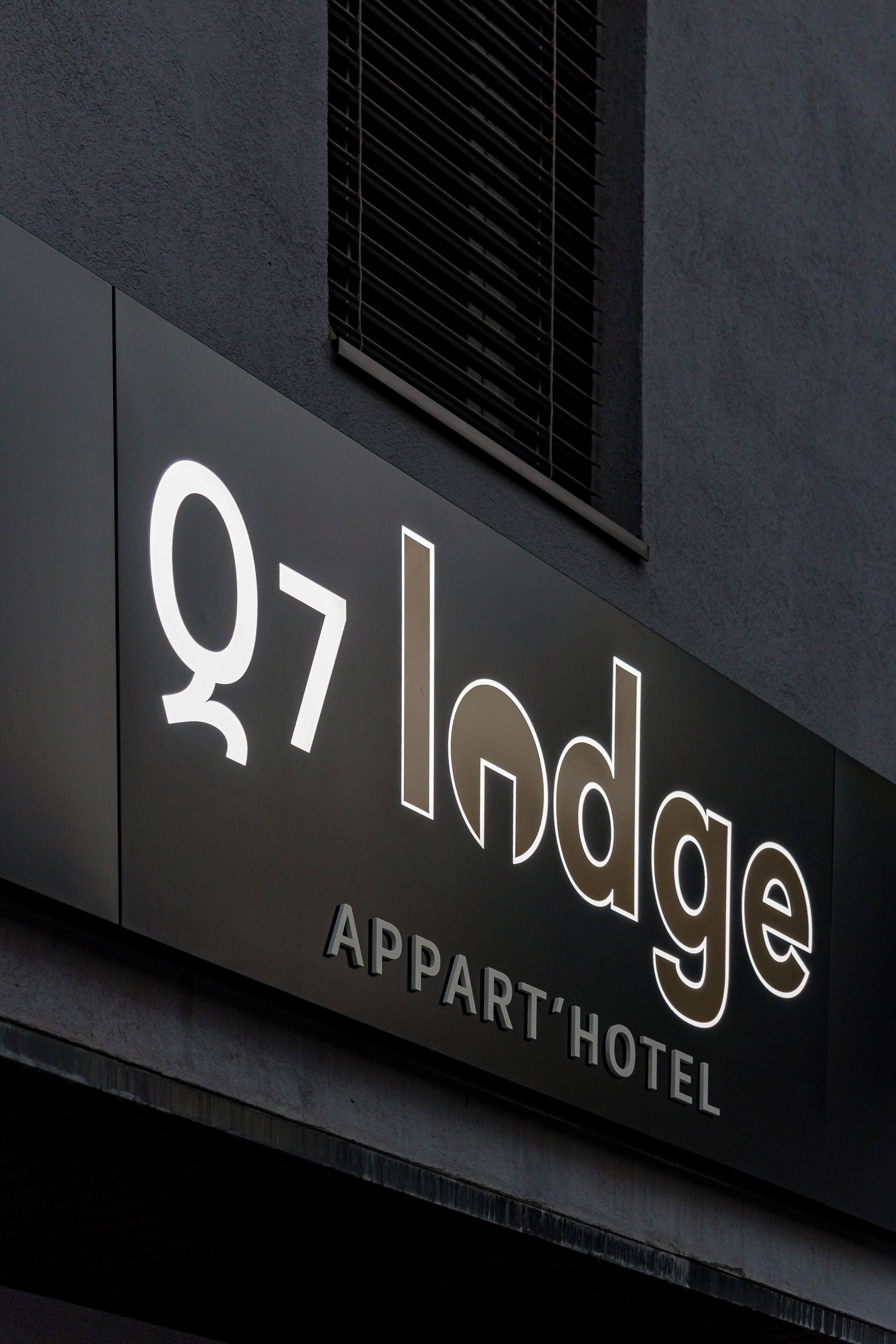 Señalización de '27 Lodge', un hotel con apartamentos.
