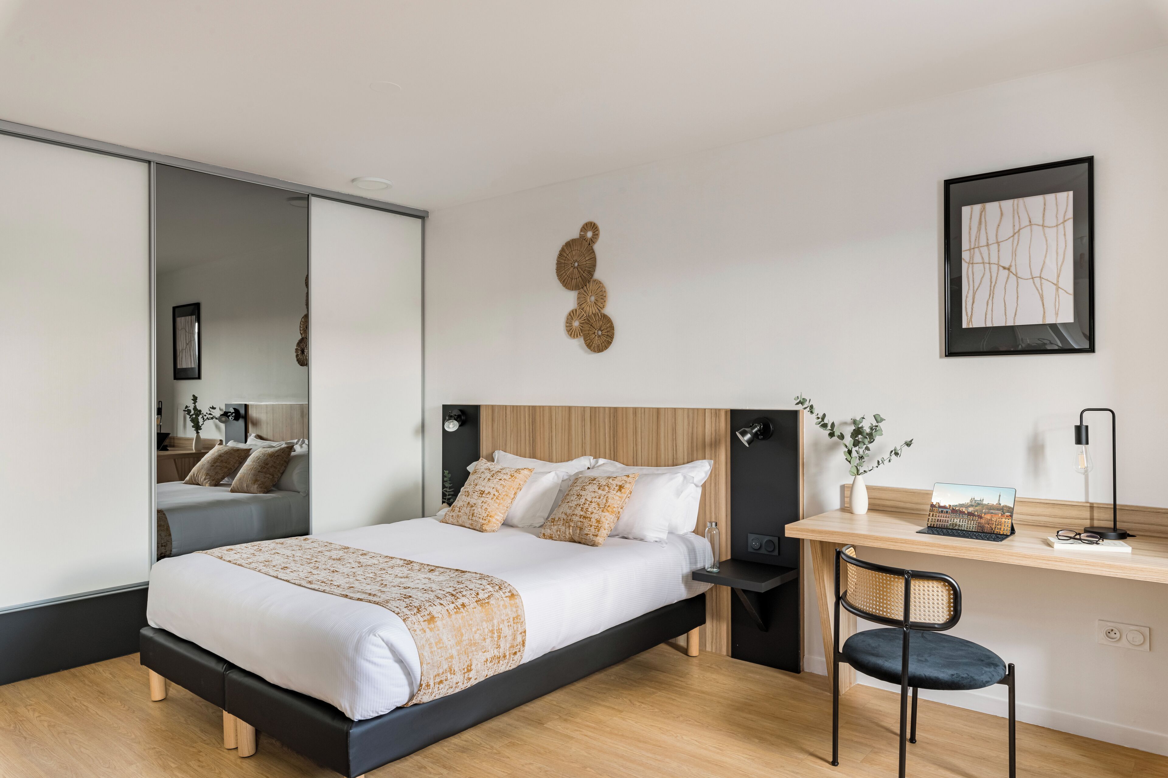 Un dormitorio moderno con cama, escritorio y silla.