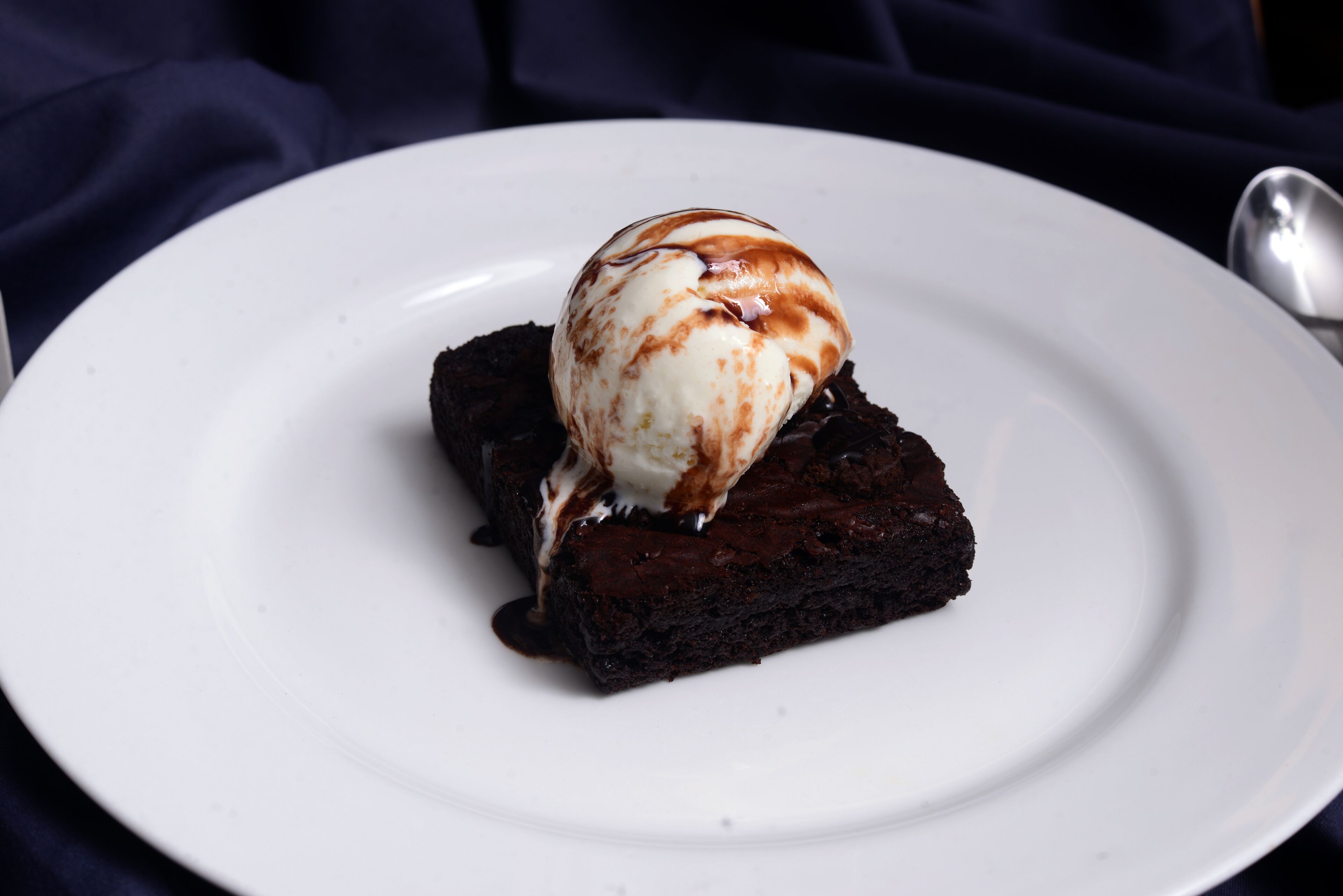 Un dessert servi dans une assiette blanche.