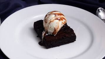 Un dessert servi dans une assiette blanche.