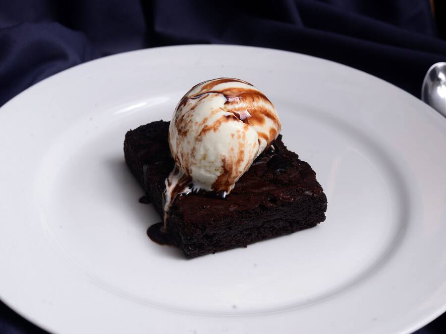 Un dessert servi dans une assiette blanche.