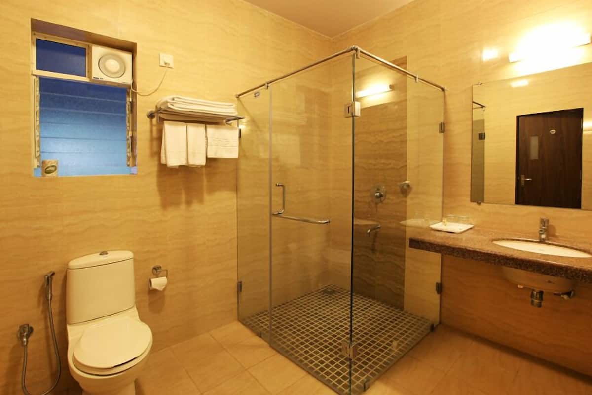 deluxe room, 1 king bed, balcony | bathroom | shower, rainfall showerhead, free toiletries, hair dryer
