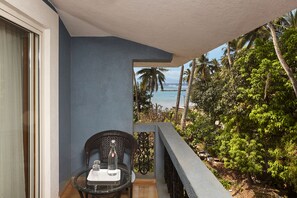 Deluxe Room, 1 King Bed, Balcony | Balcony