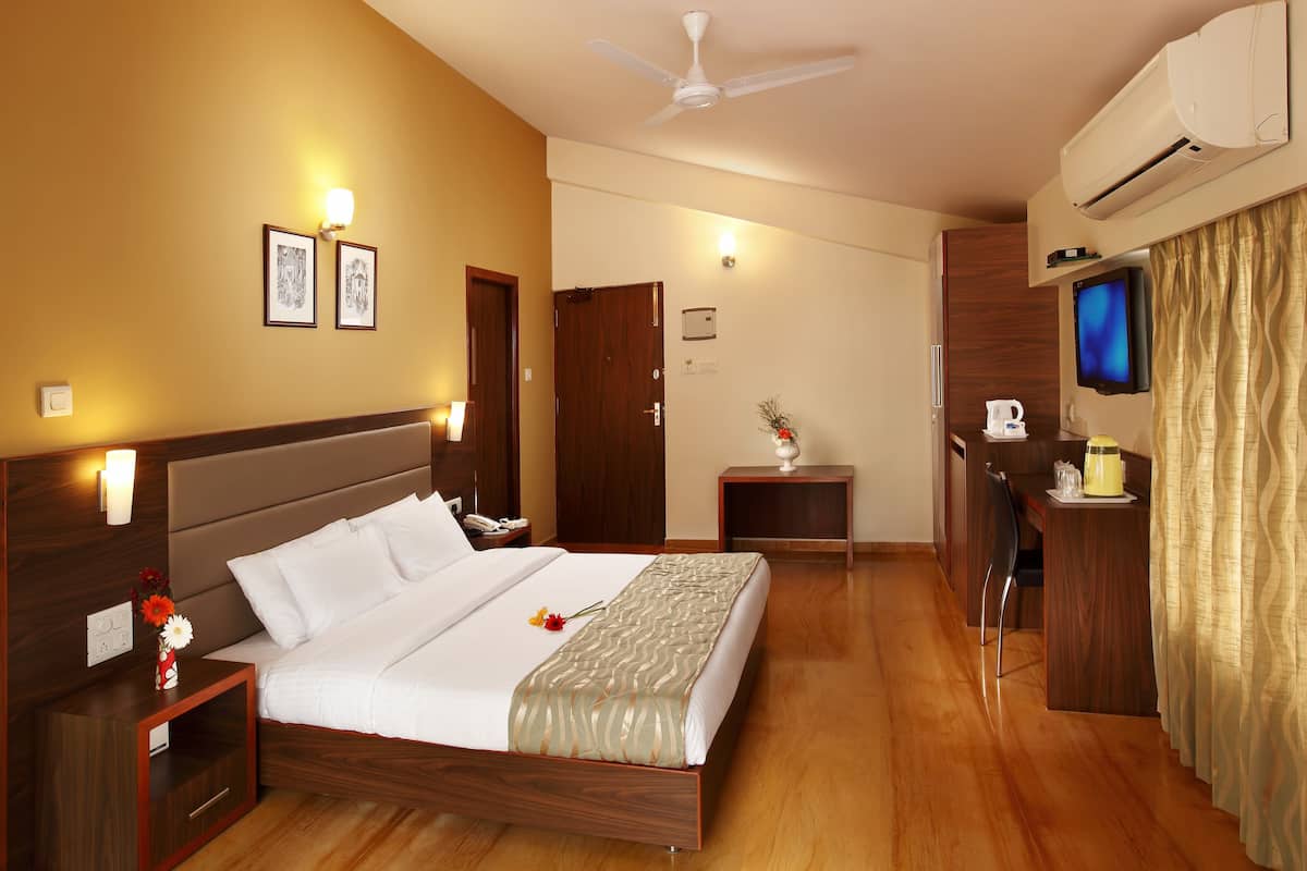 Deluxe Room, 1 King Bed, Balcony | 1 bedroom, desk, blackout drapes, iron/ironing board
