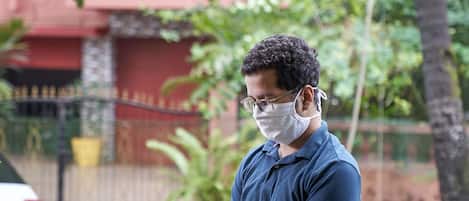 Una persona usando un dispensador de gel antibacterial al aire libre.