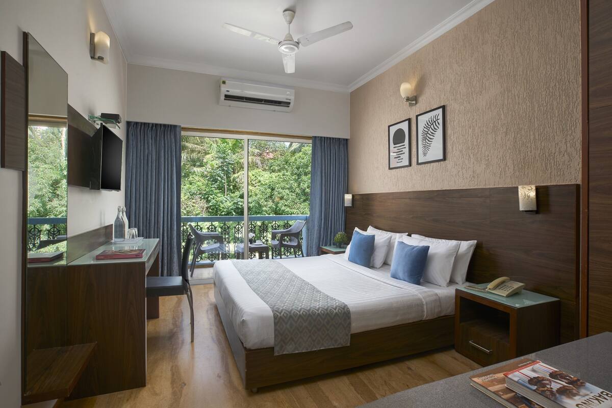 1 bedroom, premium bedding, desk, blackout drapes
