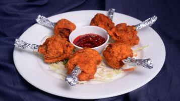 Un plato de alitas de pollo con salsa para mojar.