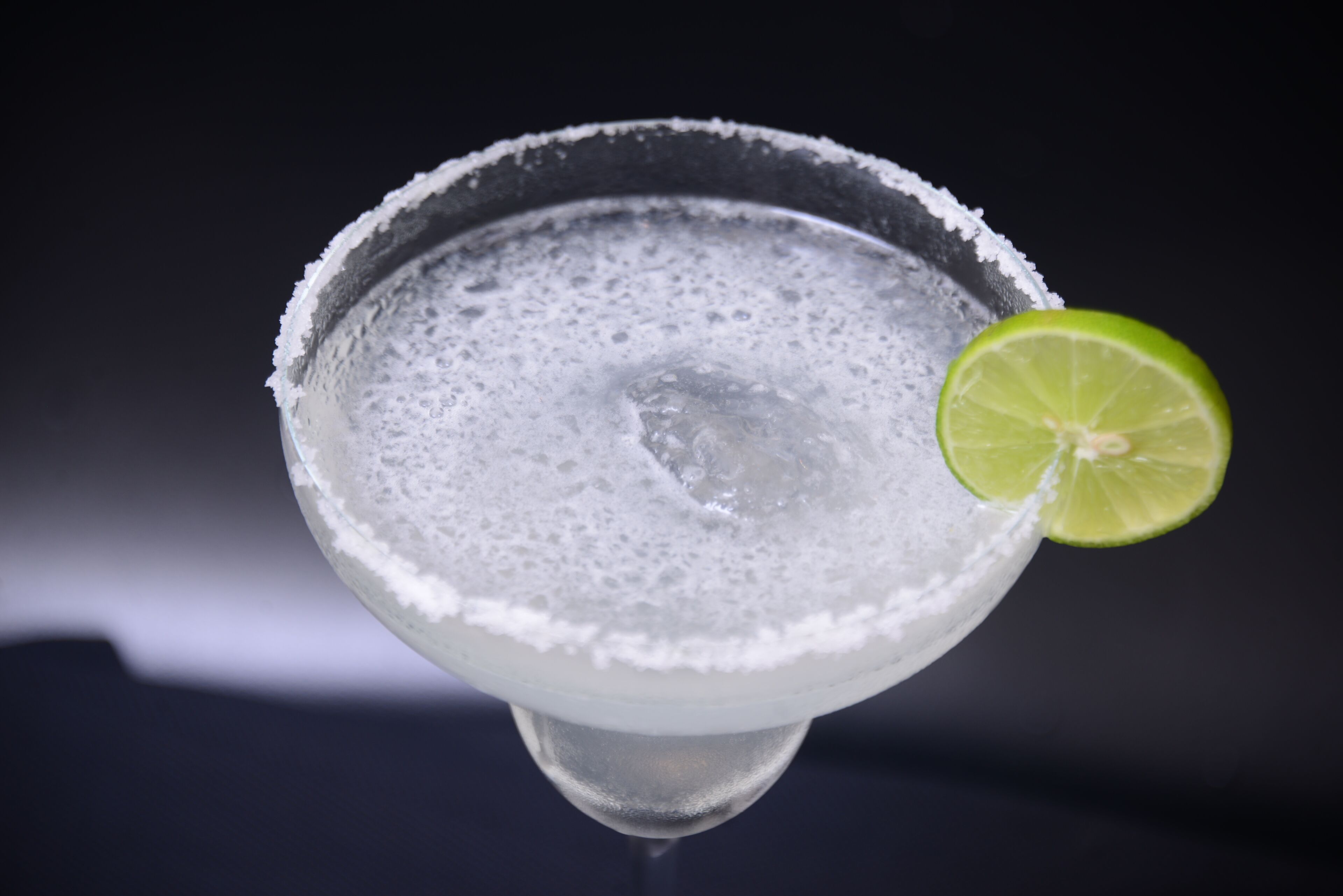 Un cocktail margarita garni d’une tranche de citron vert.