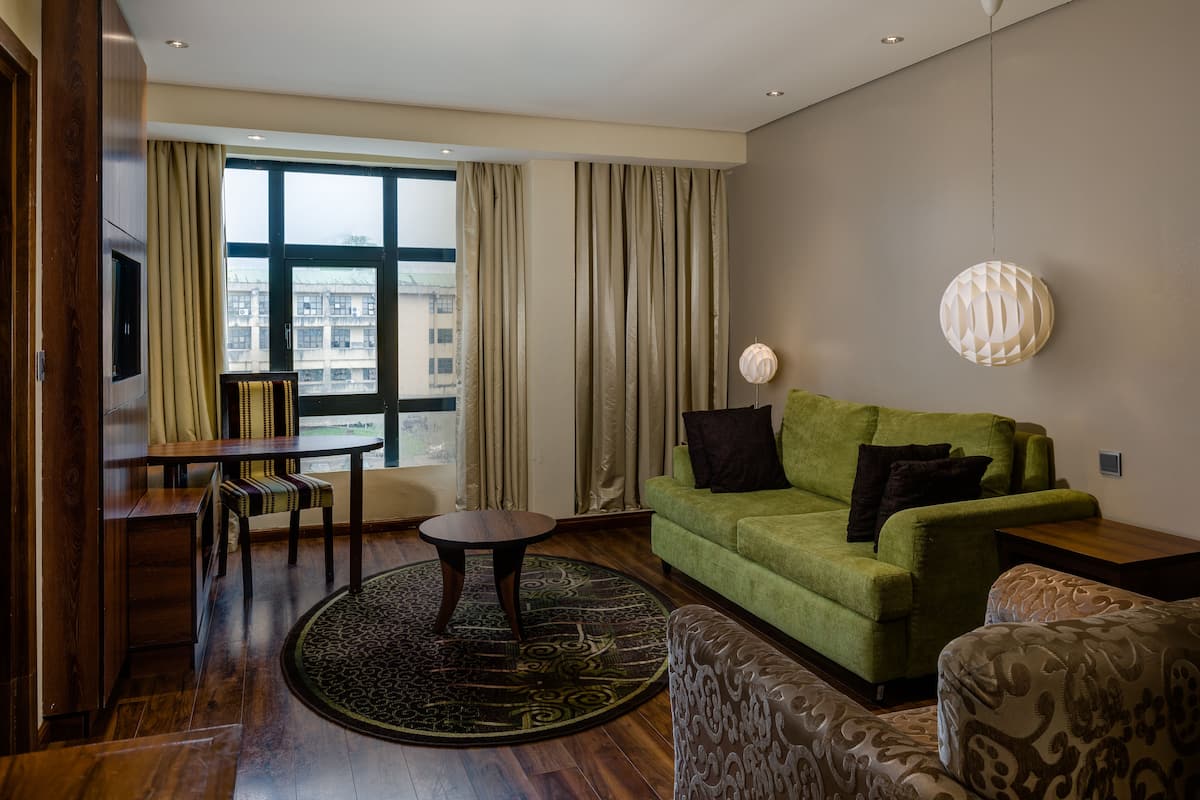 executive suite, 1 bedroom | living area | lcd tv, first-run films