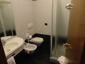 Articles de toilette gratuits, sèche-cheveux, bidet, serviettes fournies