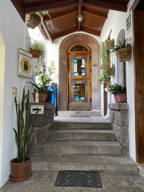 Property entrance - Kitu Hotel (Quito)