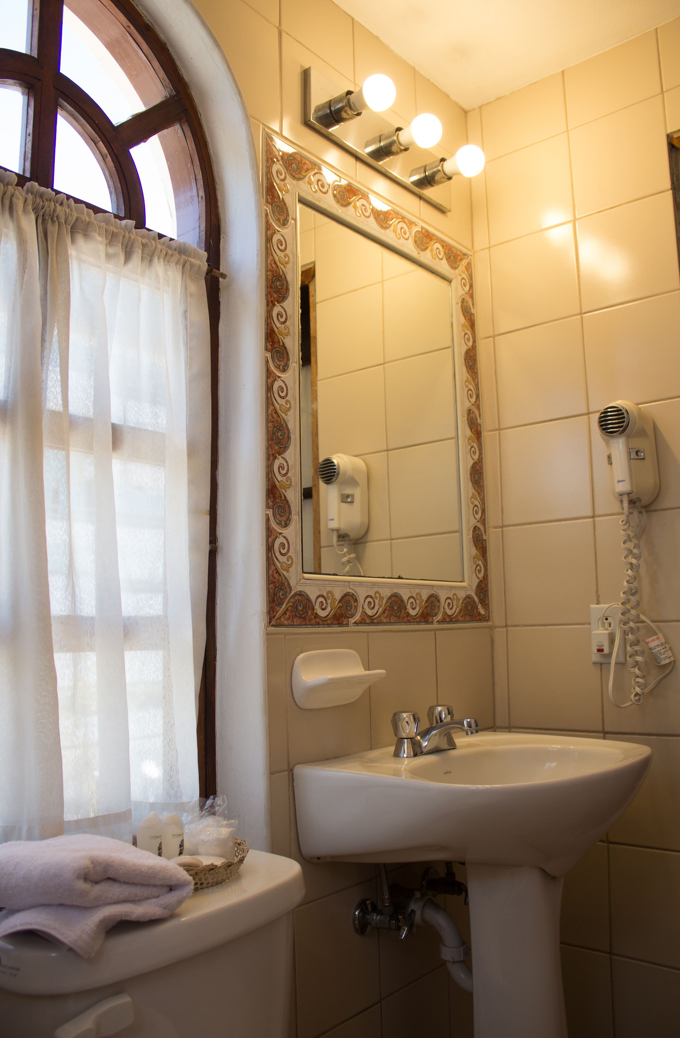 standard single room | bathroom | free toiletries, hair dryer, towels