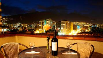 Habitación doble panorámica | Restaurante al aire libre | Se sirven desayunos y cenas