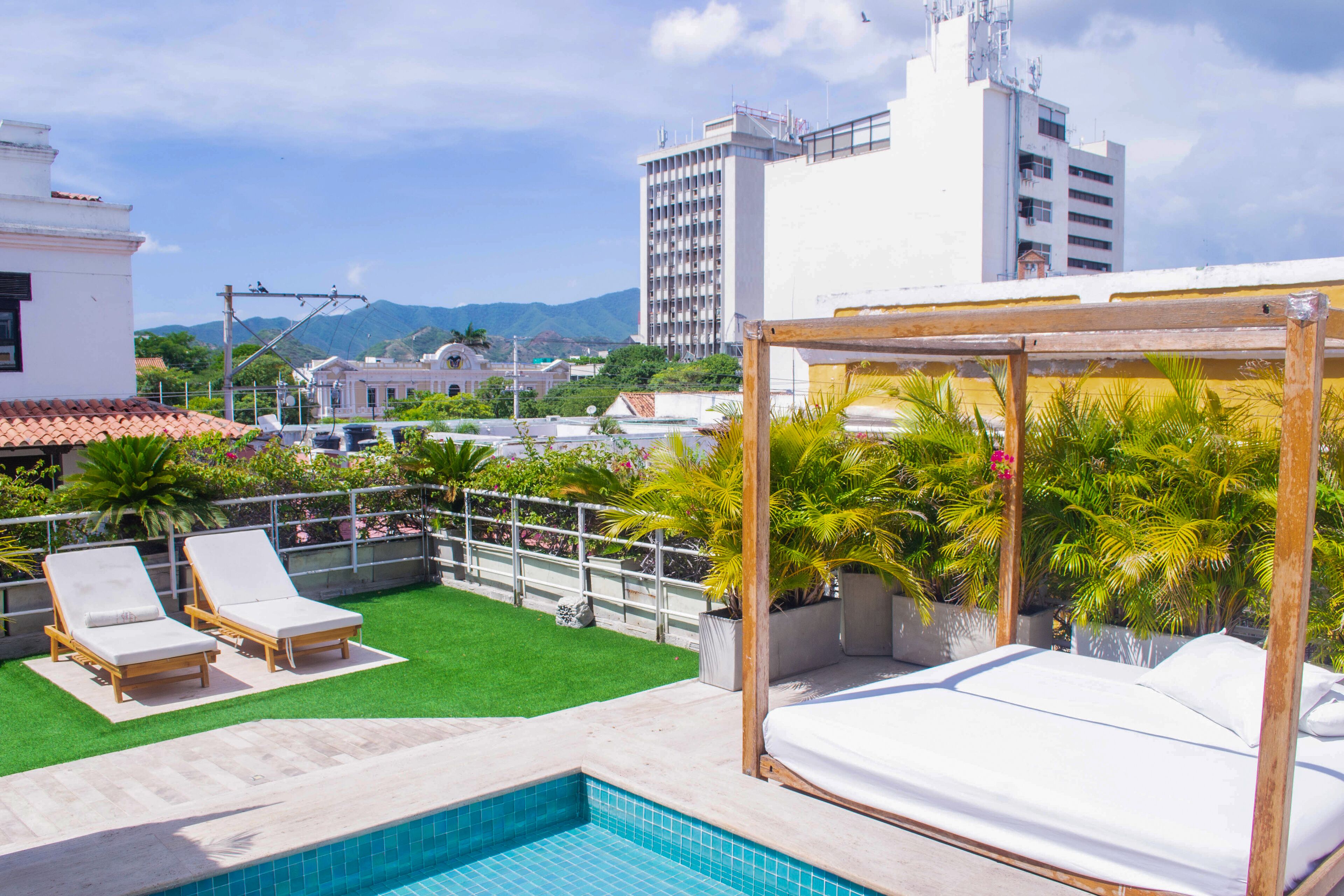 2 albercas al aire libre y camastros 