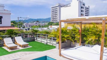 2 albercas al aire libre y camastros