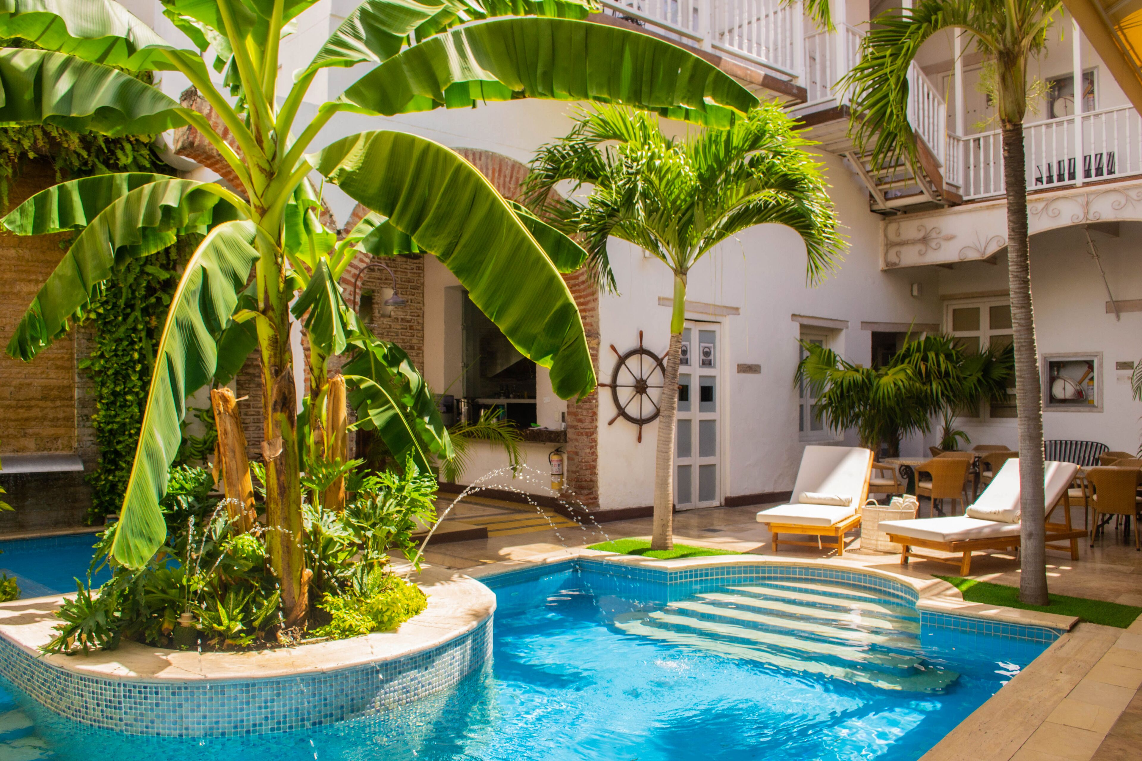 2 utendørsbassenger og solsenger