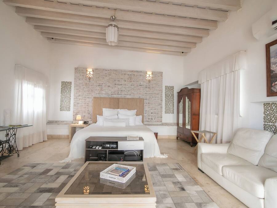 Suite de lujo, 1 habitación | Ropa de cama de alta calidad, edredones de plumas, minibar y caja fuerte