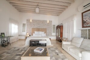 Luksussuite, 1 soverom | Sengetøy av topp kvalitet, dundyner, minibar og safe på rommet