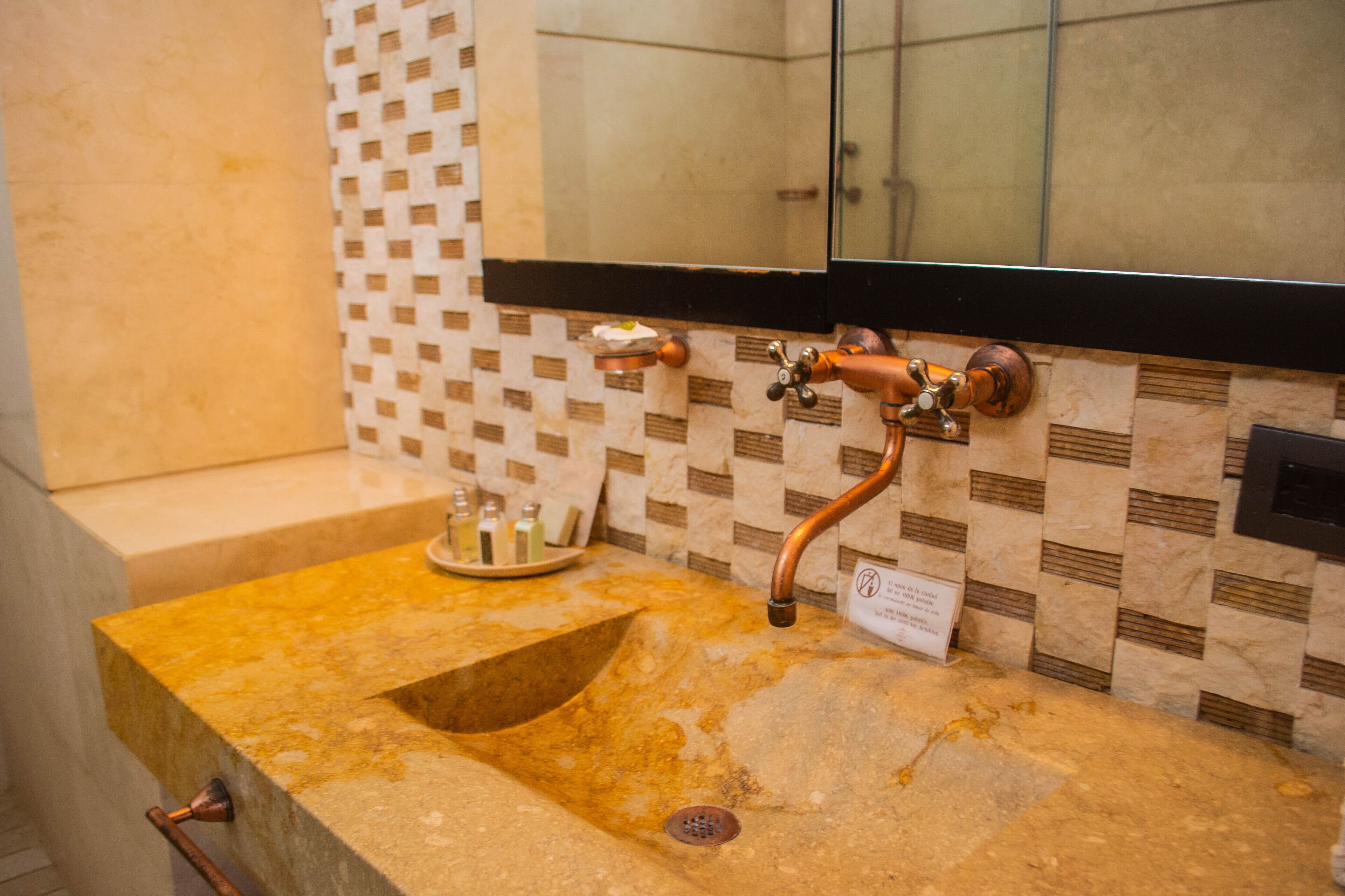 Doble de lujo con 2 camas | Bathroom | Hair dryer, bathrobes, slippers, towels