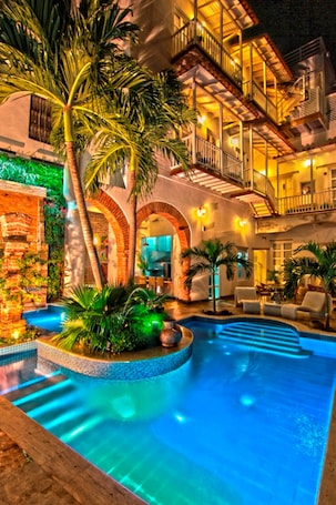 2 outdoor pools, sun loungers