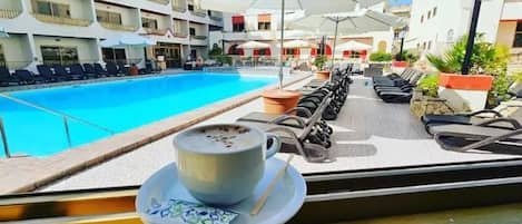 Außenpool, Sonnenschirme, Liegestühle