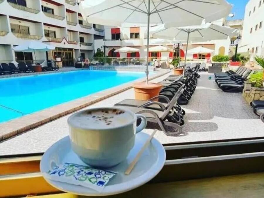 Ulkouima-allas, aurinkovarjoja, aurinkotuoleja