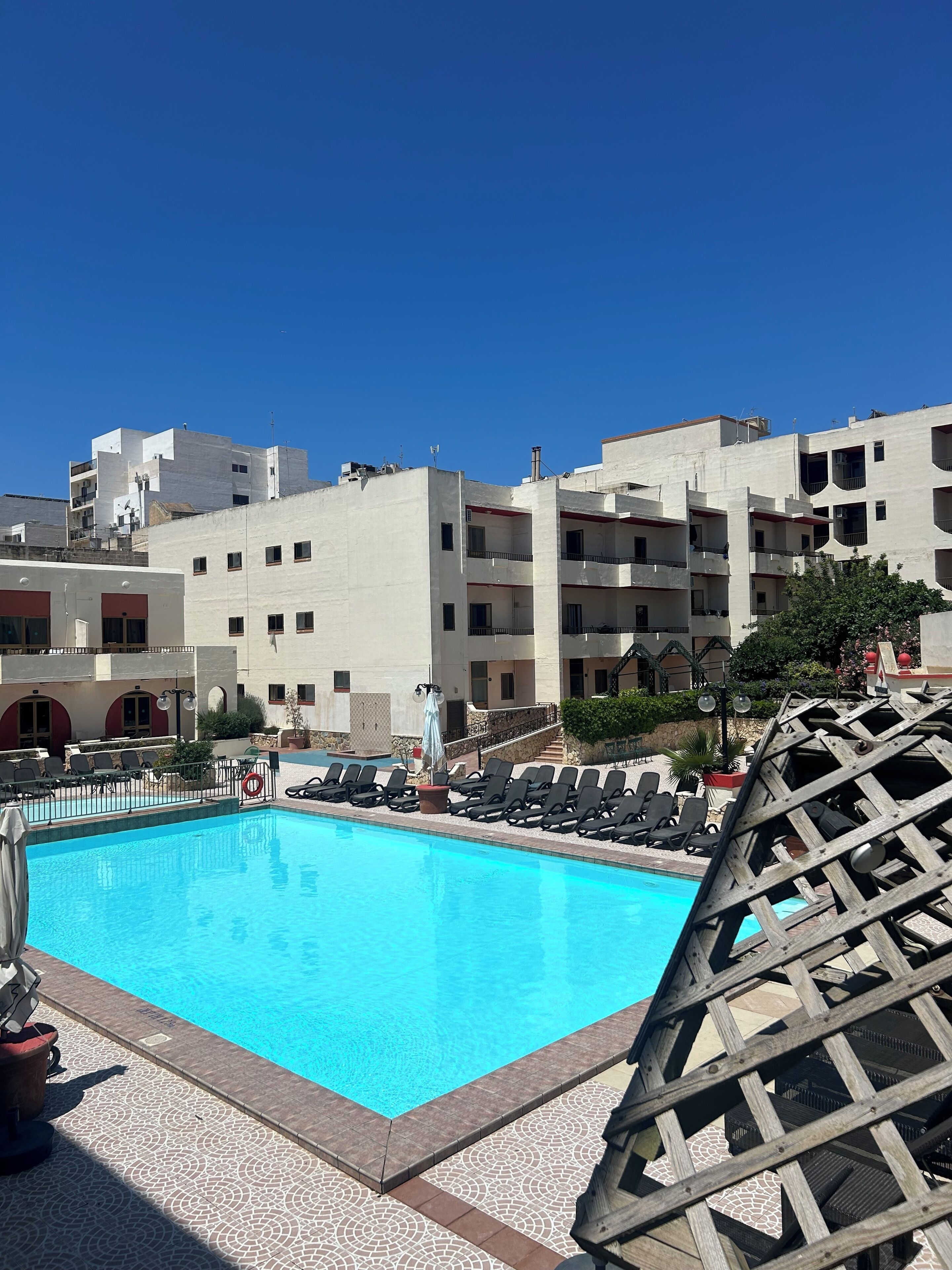 Piscine extérieure, parasols de plage, chaises longues
