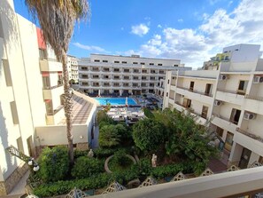 Una scrivania, Wi-Fi gratuito, lenzuola