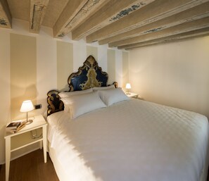 Geluiddichte muren, een strijkplank/strijkijzer, gratis babybedden