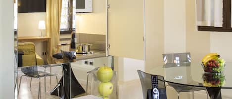 Kjøleskap, mikrobølgeovn, kokeplater og kjøkkenutstyr