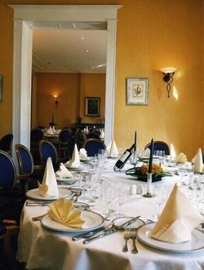 Dinner served - Le Château de Limont (Donceel)