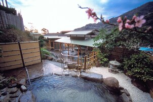 Bañera de hidromasaje al aire libre