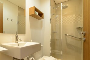 Classic Room | Bathroom | Designer toiletries, hair dryer, heated floors, towels - Hotel Le Renard (Campos do Jordão)