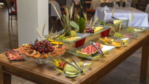 Una mesa de buffet con diversas frutas y verduras.