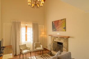 Maisonette, Kamin | Wohnbereich | 32-Zoll-LCD-Fernseher mit Kabelempfang, Fernseher