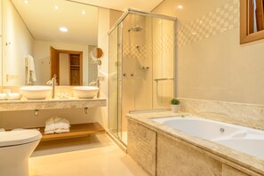 Suite – president (Lyon) | Bad | Designertoalettartikler, hårføner, oppvarmet badegulv og håndklær