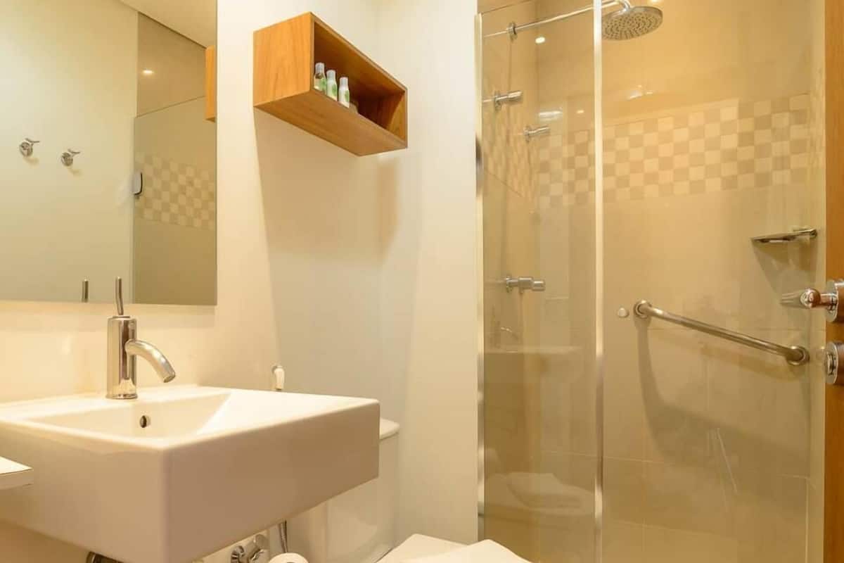 Clássico Júnior (pet-friendly) | Premium bedding, minibar, in-room safe, blackout drapes