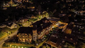 住宿正面 - 傍晚/夜晚