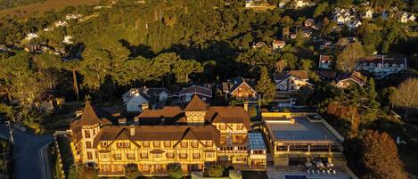 Vista frontal de la propiedad